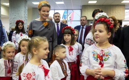 Діти зустрічали її у вишиванках: королева Матильда відвідала український центр у Вільнюсі