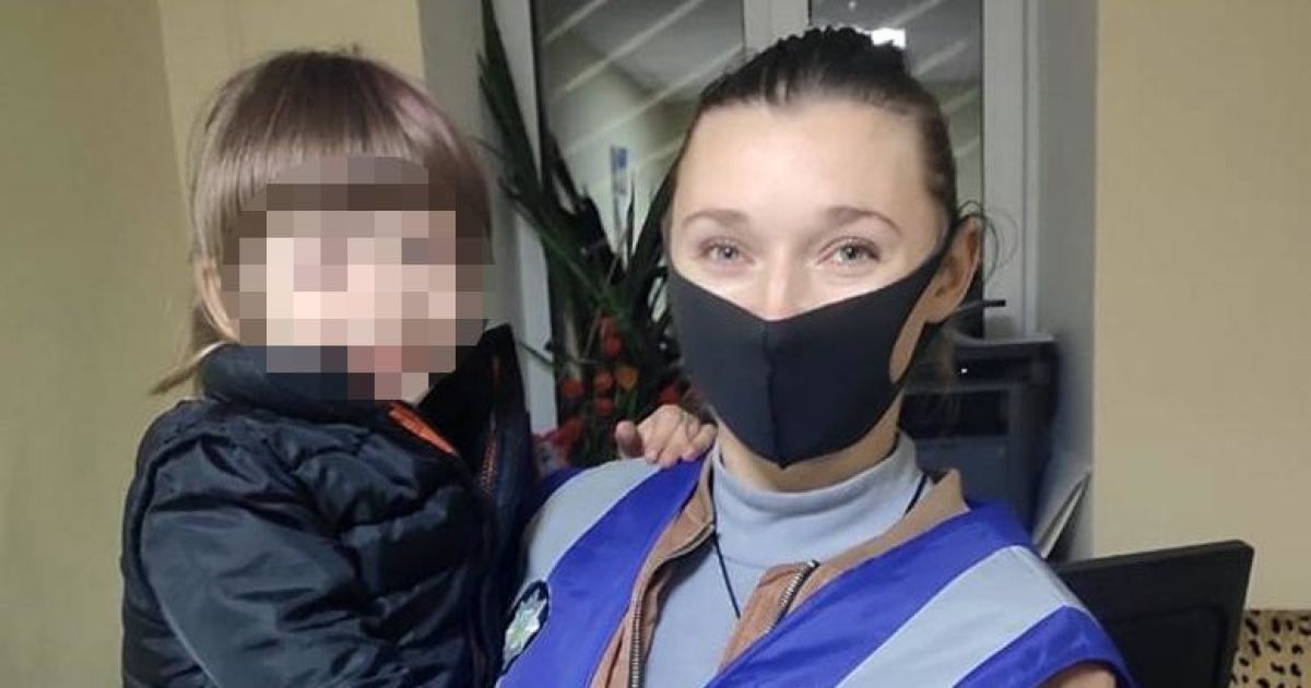 Мама дуже плакала: у Києві розшукали батьків, які кинули у парку свою п'ятирічну доньку