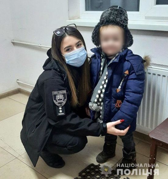 У Донецькій області мати залишила малу дитину на вулиці, а сама пиячила