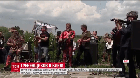 Бориса Гребенщикова во время бесплатного концерта в Киеве атаковал пикетчик