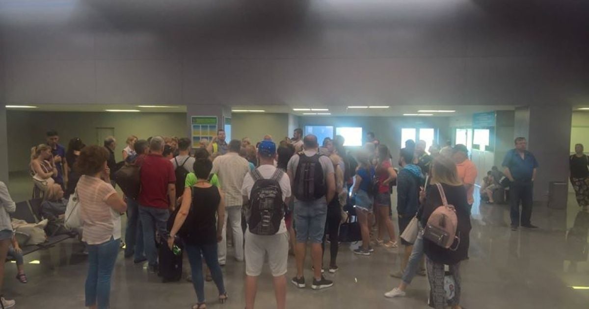 Пассажиры ждут в аэропорту после посадки