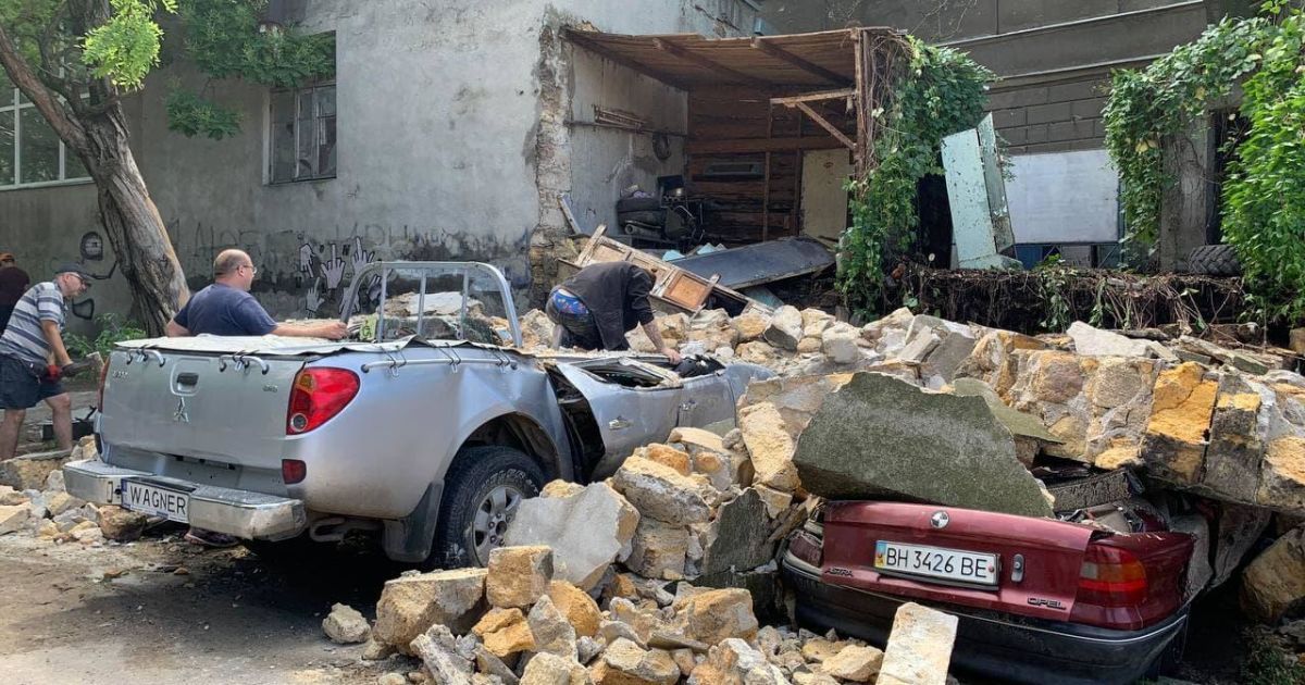 В Одессе стена здания обвалилась и разбила четыре машины (видео)