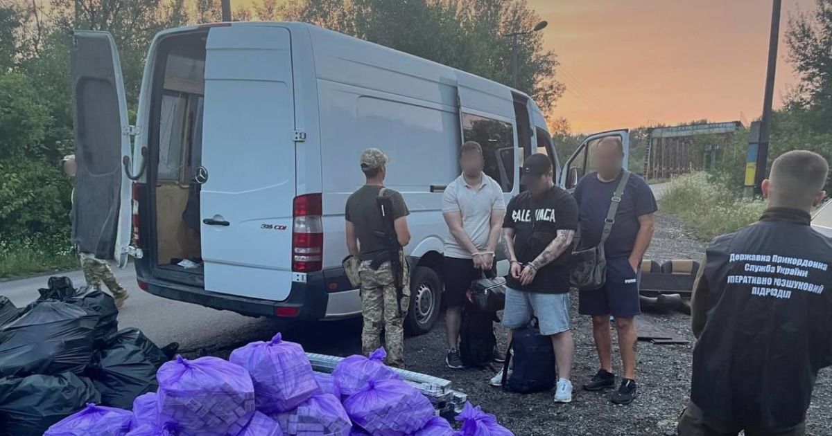 На Закарпатті ухилянтів "зашили" у стінку мікроавтобуса