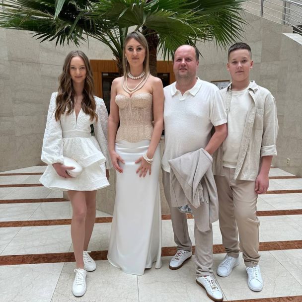 Виктор Бронюк с женой и детьми / © instagram.com/viktorbronyuk_official