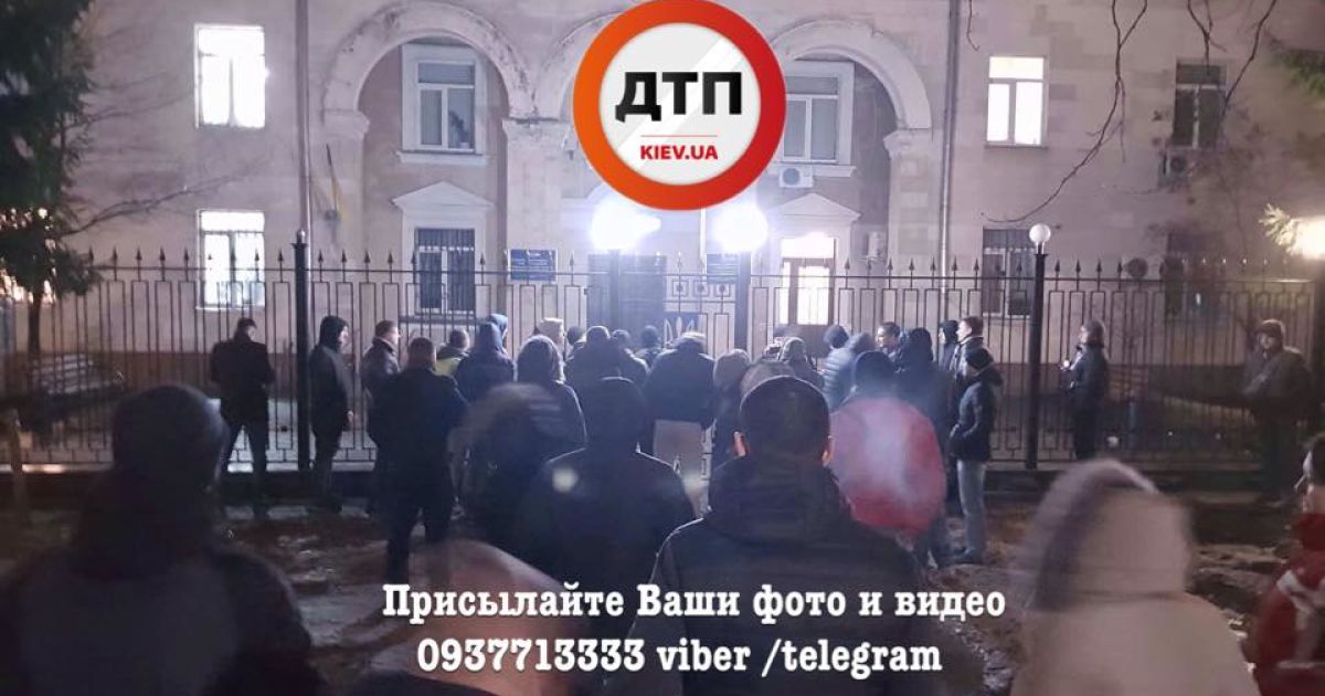 В Киеве под зданием полиции начались волнения после задержания водителя на еврономерах и с пистолетом