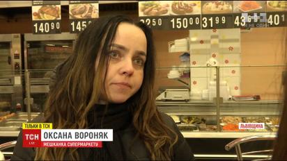 Моется в туалете и делает маникюр: экс-госслужащая три месяца живет во львовском ТРЦ