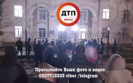 В Киеве под зданием полиции начались волнения после задержания водителя на еврономерах и с пистолетом