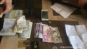 У Києві поліцейські затримали групу осіб, які обпоювали громадян сильнодійним препаратом та відбирали їх речі_6