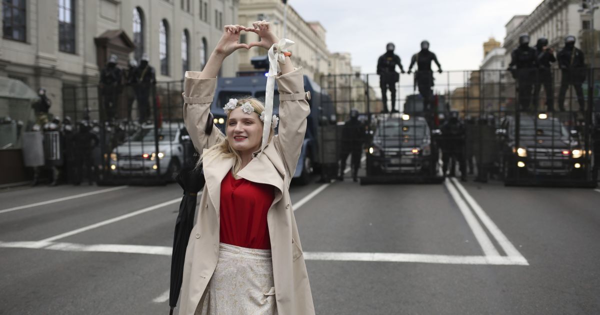 Протести у Білорусі: у Гродні силовики застосували сльозогінний газ, а резиденцію Лукашенка стережуть БТРи
