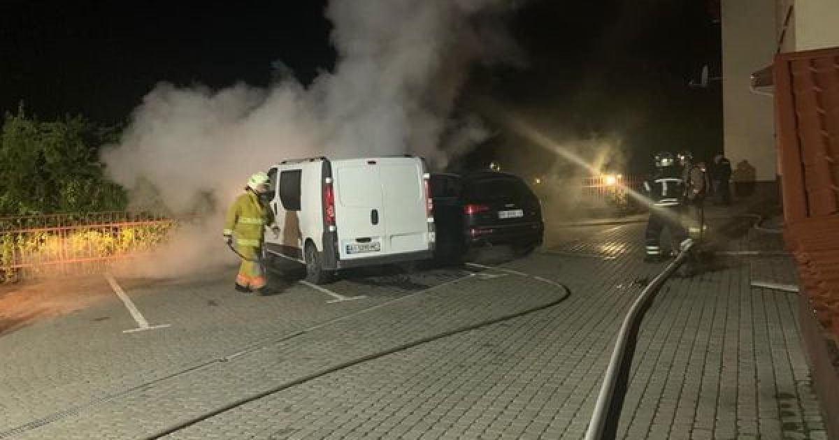 Підпалили і втекли: у Рівному невідомі спалили автомобіль депутата облради (фото)