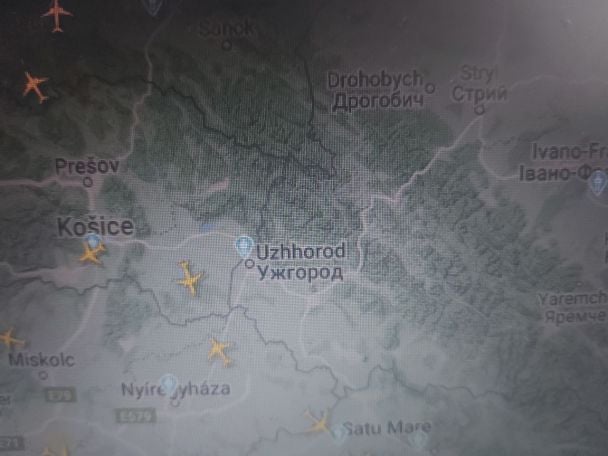 Пасажирські літаки пролітають поруч з кордоном України / карта Flightradar24 / © 