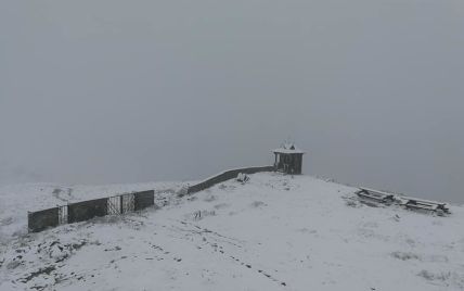 Українські Карпати завалило снігом