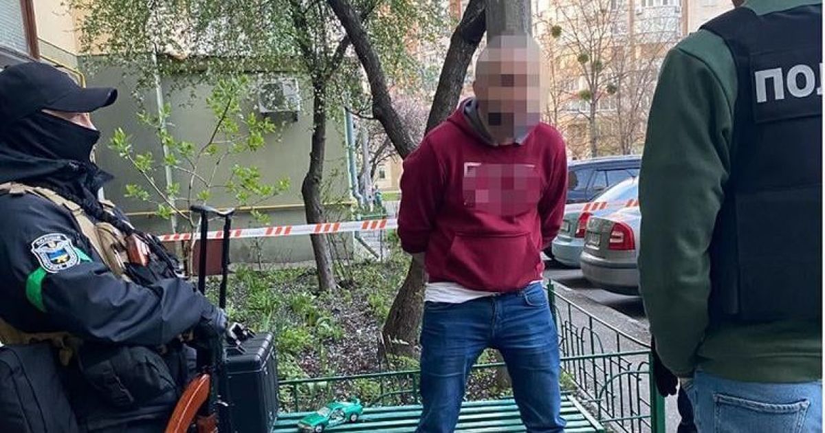 В Киеве мужчина открыл огонь в подъезде многоэтажки и угрожал гранатой