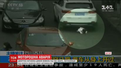 У Китаї дитина вижила, потрапивши під колеса відразу двох машин