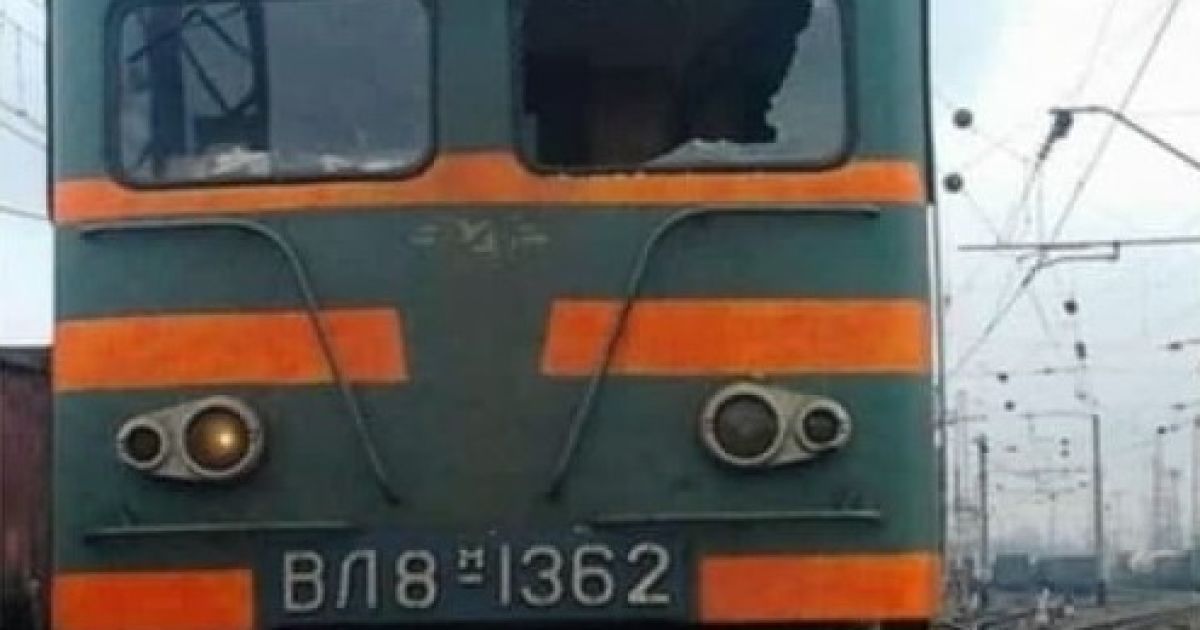 В Запорожье неизвестные бросили камень в кабину электровоза: серьезно пострадал машинист
