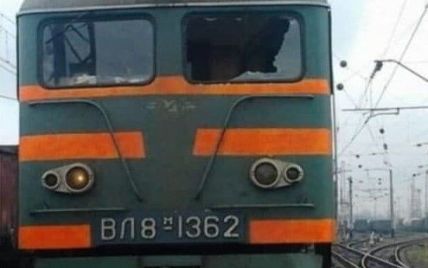 В Запорожье неизвестные бросили камень в кабину электровоза: серьезно пострадал машинист