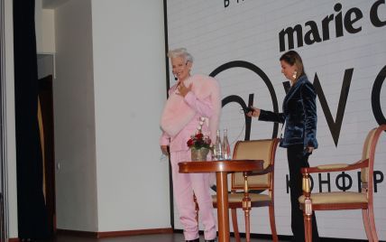 В розовом костюме и на шпильках: 69-летняя мама Илона Маска выступила в Киеве