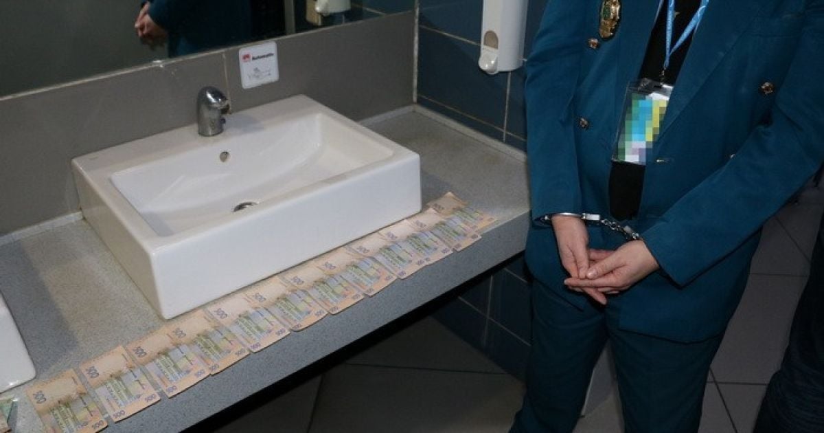 В Харьковском аэропорту разоблачили группу таможенников, которые регулярно вымогали взятки