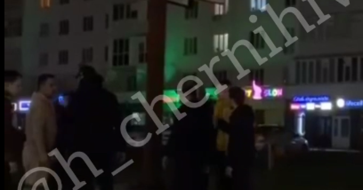 Напали "вдесятьох": в Мережі з'явилося ще одне відео перепалки підлітків і поліцейських в Чернігові