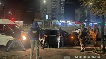У Києві поліцейські затримали групу осіб, які обпоювали громадян сильнодійним препаратом та відбирали їх речі_8