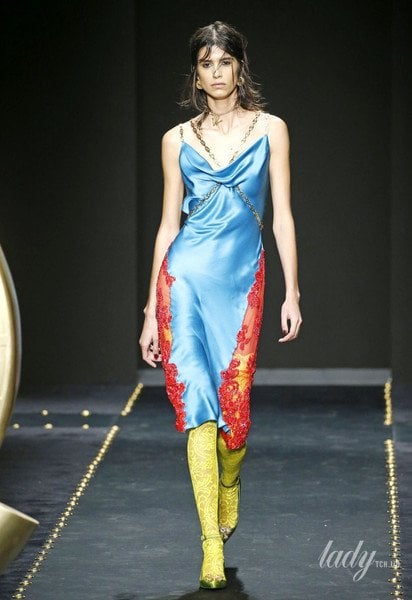 Коллекция Versace прет-а-порте сезона осень-зима 2019-2020 / © East News