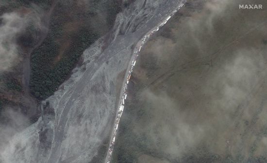 Росіяни тікають до Грузії: показали супутниковий знімок, який вигляд має 16-кілометрова черга на кордоні