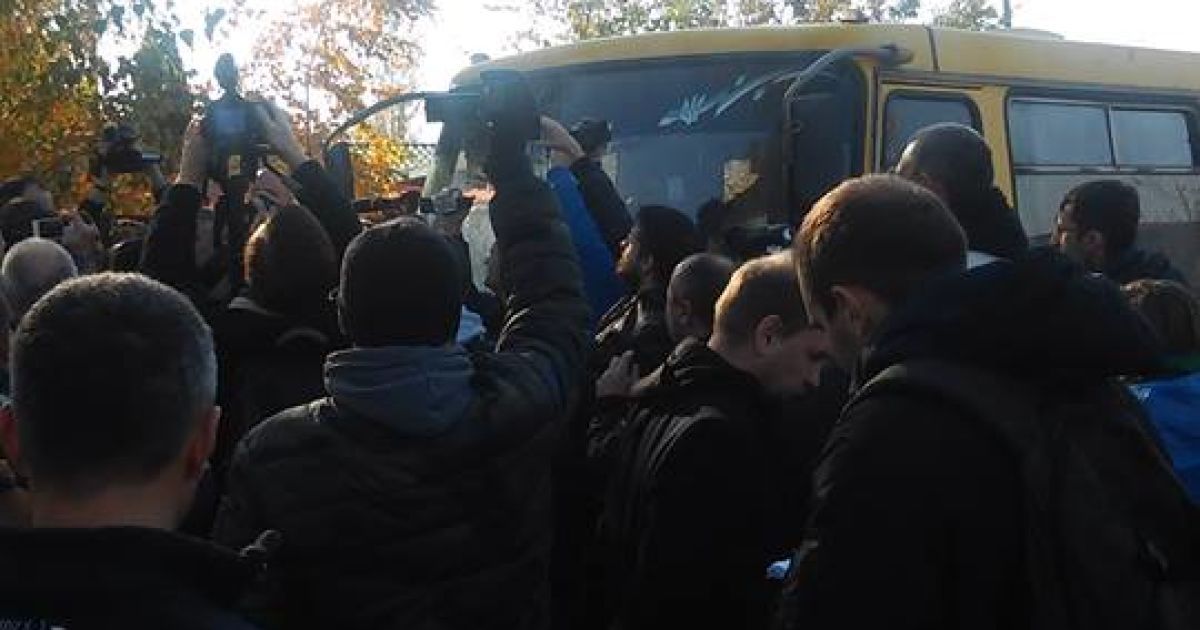 Активісти навідалися до будинку Порошенка / © facebook.com/Семен Семенченко