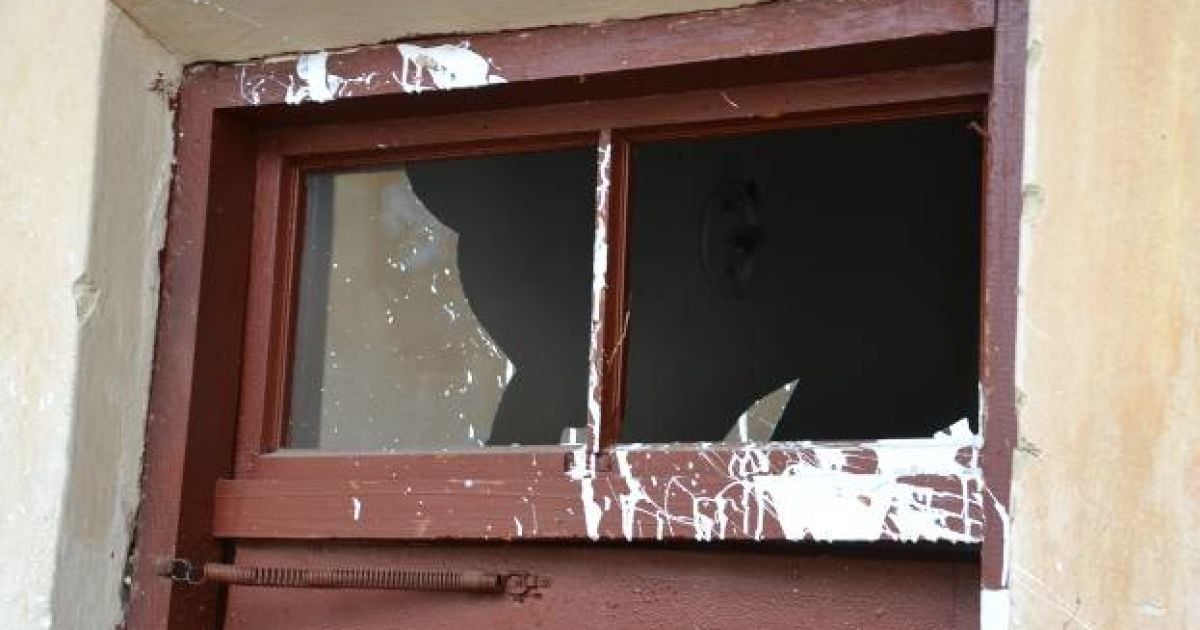 Во Львове пьяный мужчина разбил окна соседям, облил краской подъезд и избил полицейских