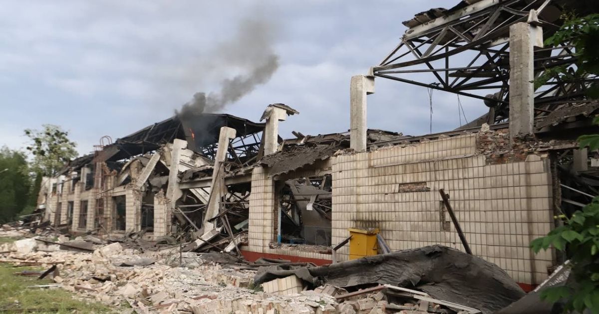 У Києві продовжують ліквідацію наслідків вчорашнього ракетного обстрілу (фото)