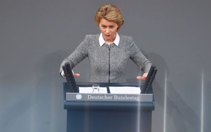 В сером жакете на молнии: деловой образ министра обороны Германии на заседании бундестага