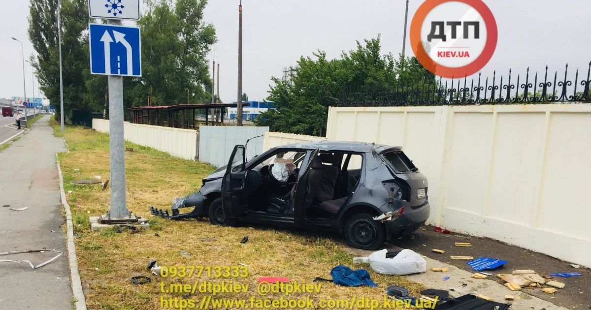 На Киевщине такси въехало в здание