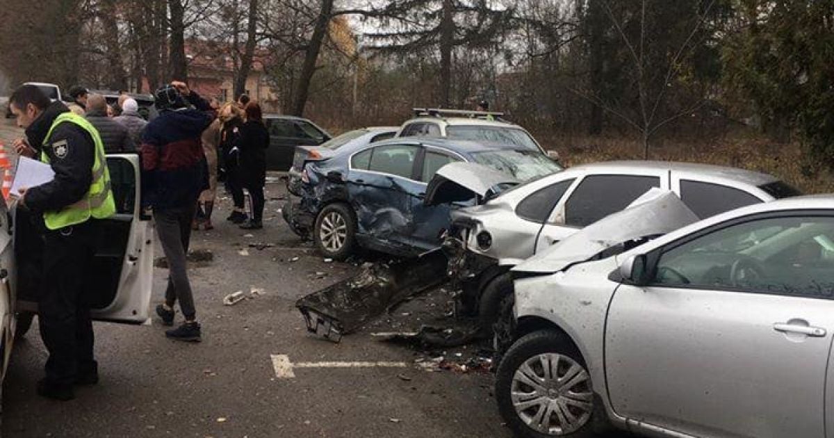 На Київщині водійка на паркуванні в'їхала в п'ять автомобілів
