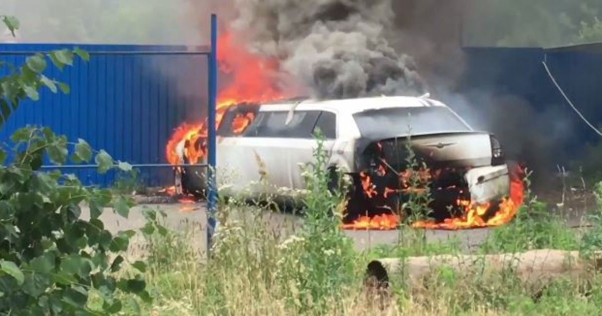 В Киеве неизвестные подожгли лимузин