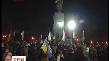 Своїх полеглих героїв згадують сьогодні по всій Україні