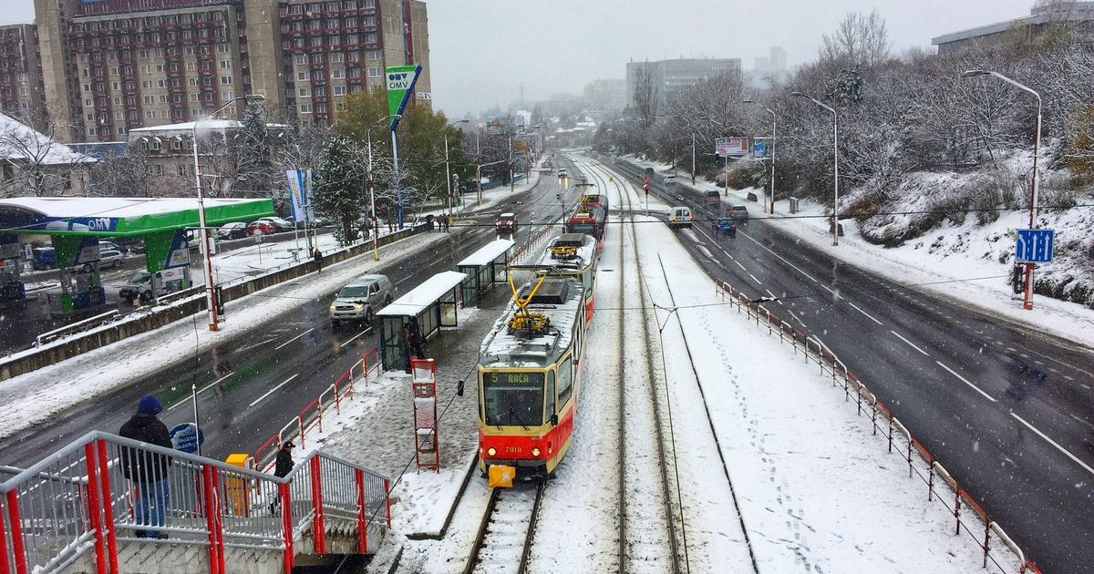 Десятки ДТП і тисячі будинків без світла: у Словаччині оголосили надзвичайний стан через хуртовини