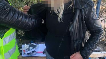 У Києві поліцейські затримали групу осіб, які обпоювали громадян сильнодійним препаратом та відбирали їх речі_5
