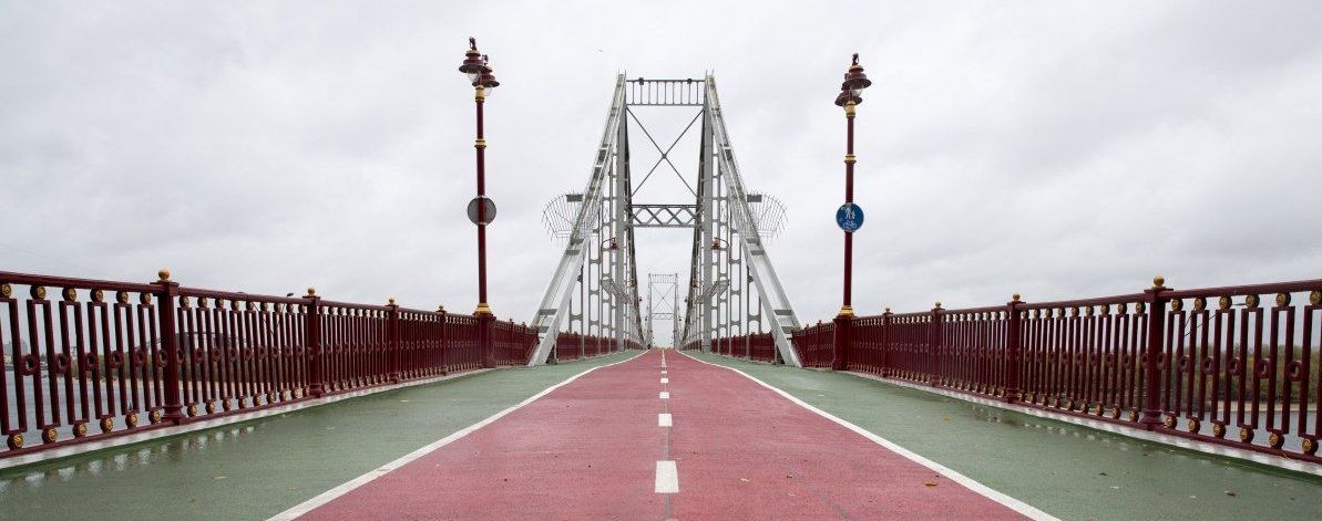 В Киеве полураздетый мужчина бросился с моста в Днепр