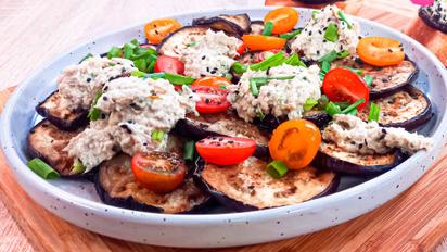 Баклажани гриль ідеально доповнять салат! Здивуйте себе та своїх гостей цим рецептом!