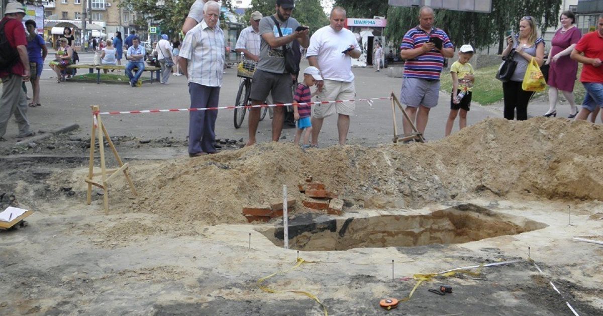 В центрі Чернігова археологи натрапили на давньоруське поховання та стародавні будівлі