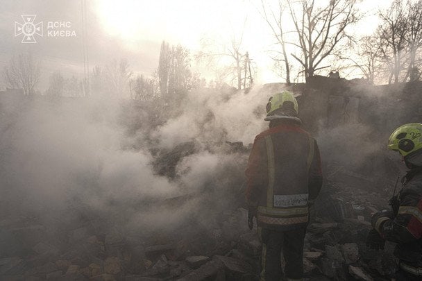 Наслідки атаки РФ на Київ 25 листопада / © ДСНС