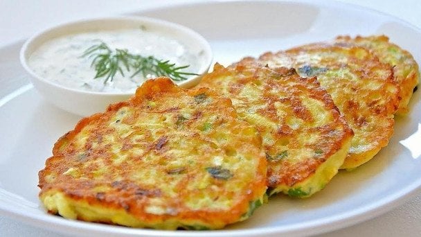 Кабачковые оладьи с сыром: вкуснее мяса