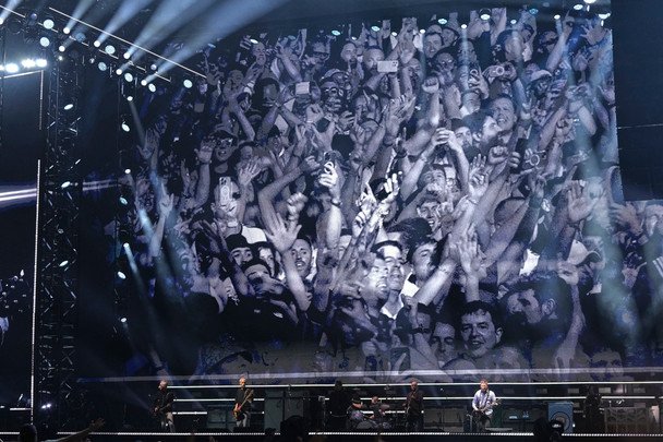 Фанат группы Oasis трагически разбился прямо во время их шоу в Лондоне: реакция музыкантов