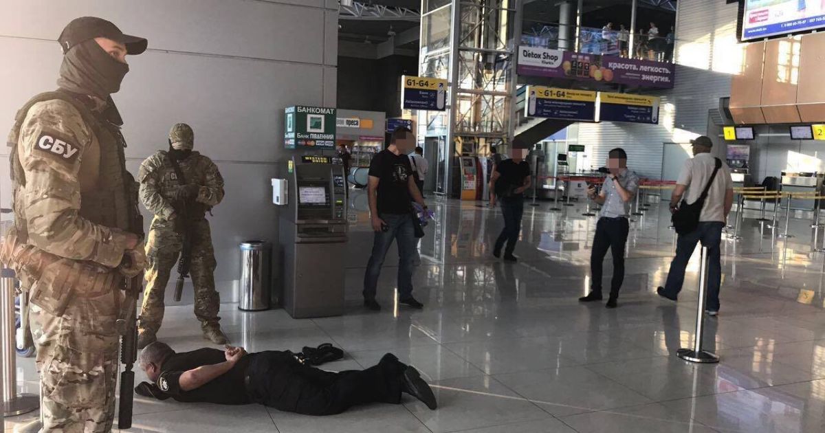 В аеропорту "Харків" поліція ховала багатотисячні хабарі у каналізації