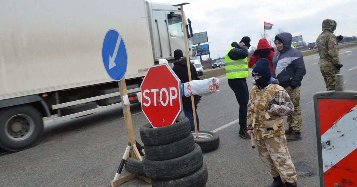Блокировка транспорта с российскими номерами в селе Солонка Львовской области