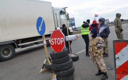 Україна офіційно заборонила транзит усіх російських вантажівок