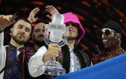 Олег Псюк из Kalush Orchestra выставил свою розовую панаму и приз "Евровидения-2022" на аукцион