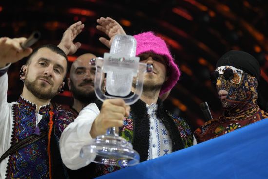 Олег Псюк з Kalush Orchestra виставив свою рожеву панаму та приз "Євробачення-2022" на аукціон