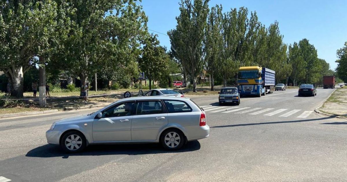 Смертельне зіткнення у Миколаєві: мотоцикліст помер у лікарні (фото)