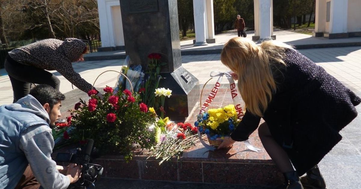 Покладання квітів під пам&#039;ятником Шевченку у Криму