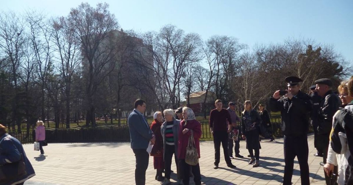 Возложение цветов под памятником Шевченко в Крыму / © facebook.com/alena.popova